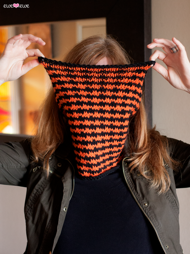 Halloween Houndstooth FREE Cowl Knitting Pattern